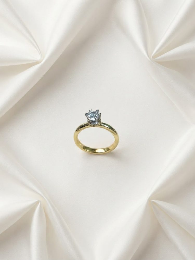 Anillo Solitario Clásico con Circonia Elevada