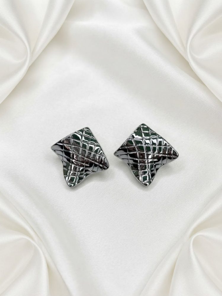 Aretes Botón Rombo Acolchado Gunmetal