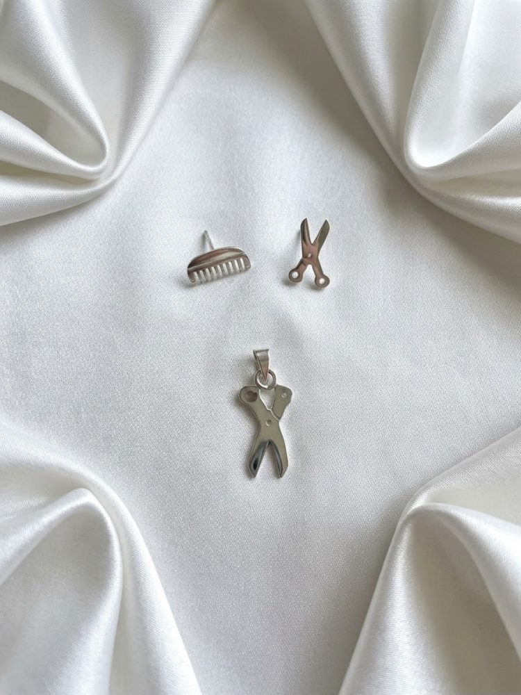 Set de Aretes y Dije Tijeras y Peine
