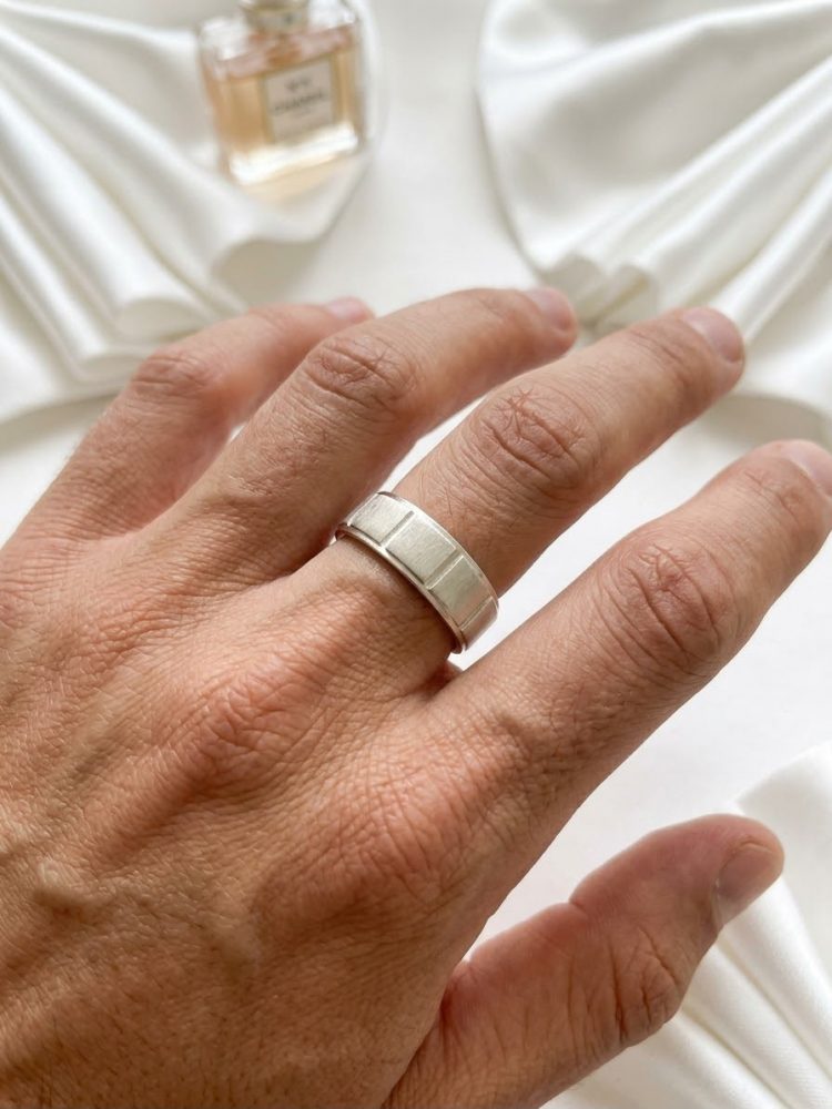 Anillo Banda Geométrica Texturizada