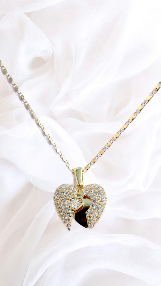 Collar Dije Corazón con Alas en Oro laminado