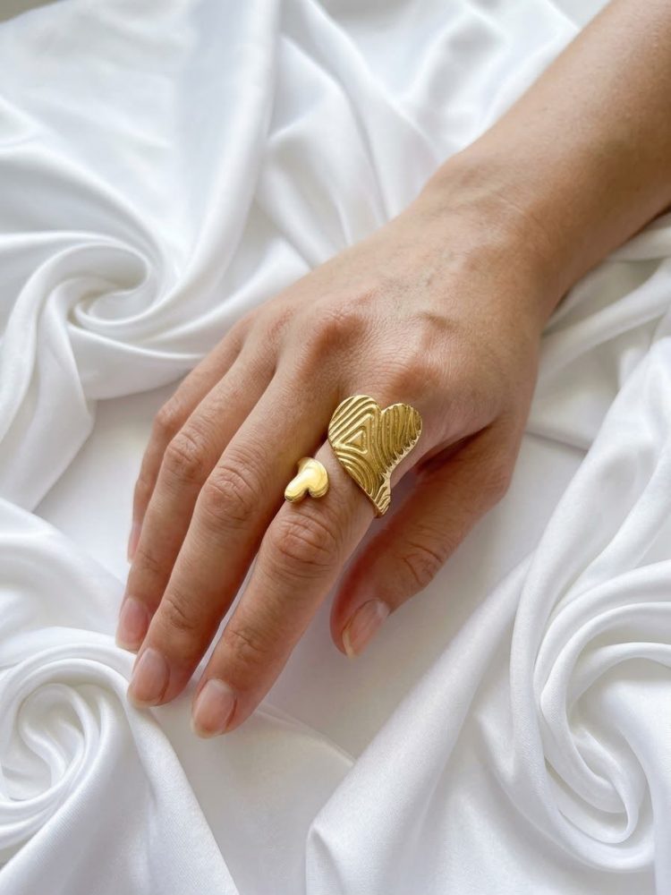 Anillo Ajustable Doble Corazón Texto Dorado