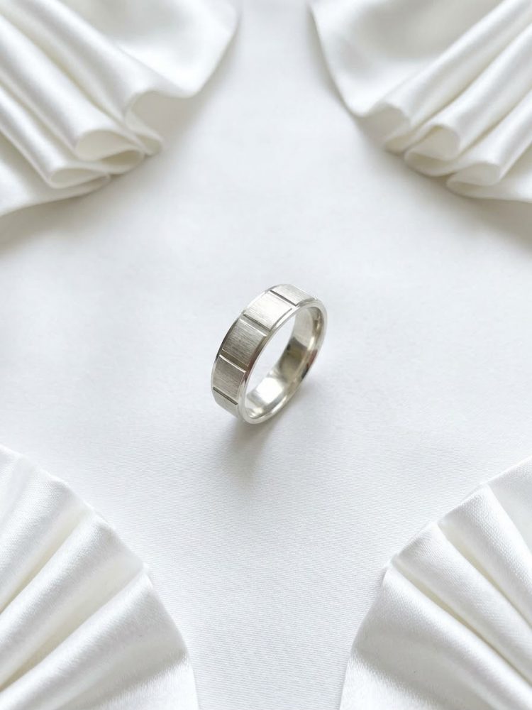 Anillo Banda Geométrica Texturizada