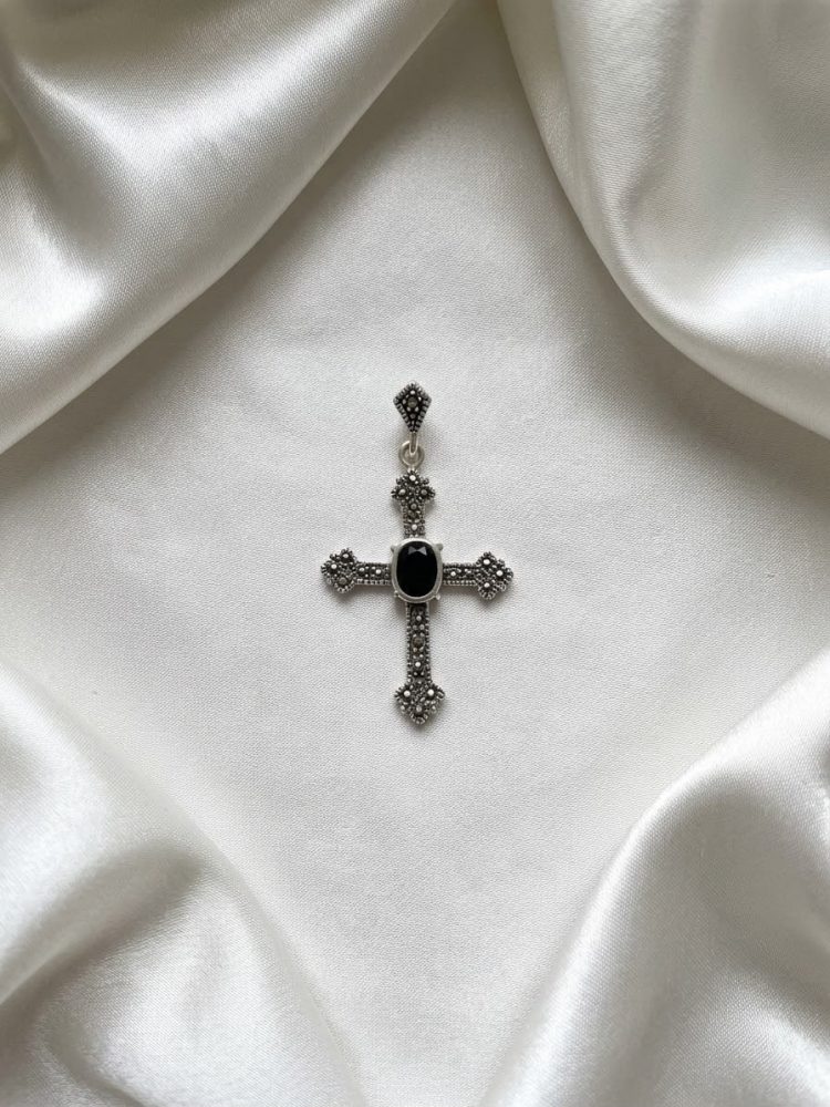 Dije Cruz Ónix y Marquesitas