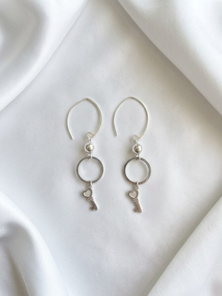 Aretes Colgantes Llave y Corazón