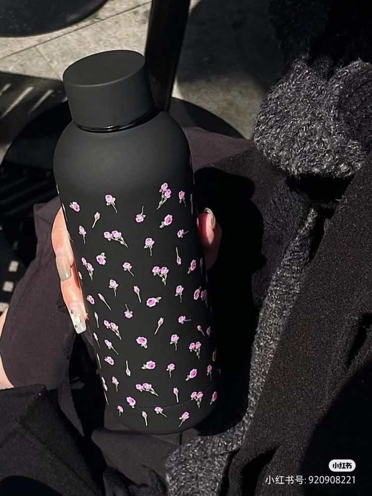 Botella Térmica Negra con Estampado Floral – Termo Portátil de Acero Inoxidable