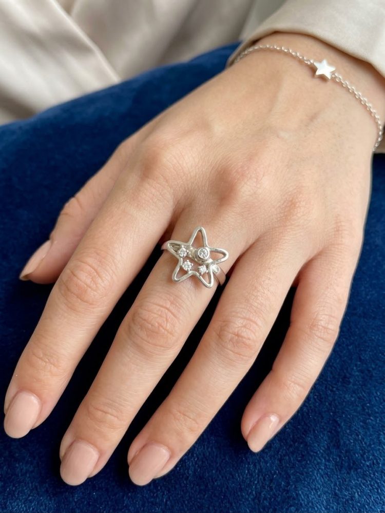 Anillo Estrella Calada con Circonias