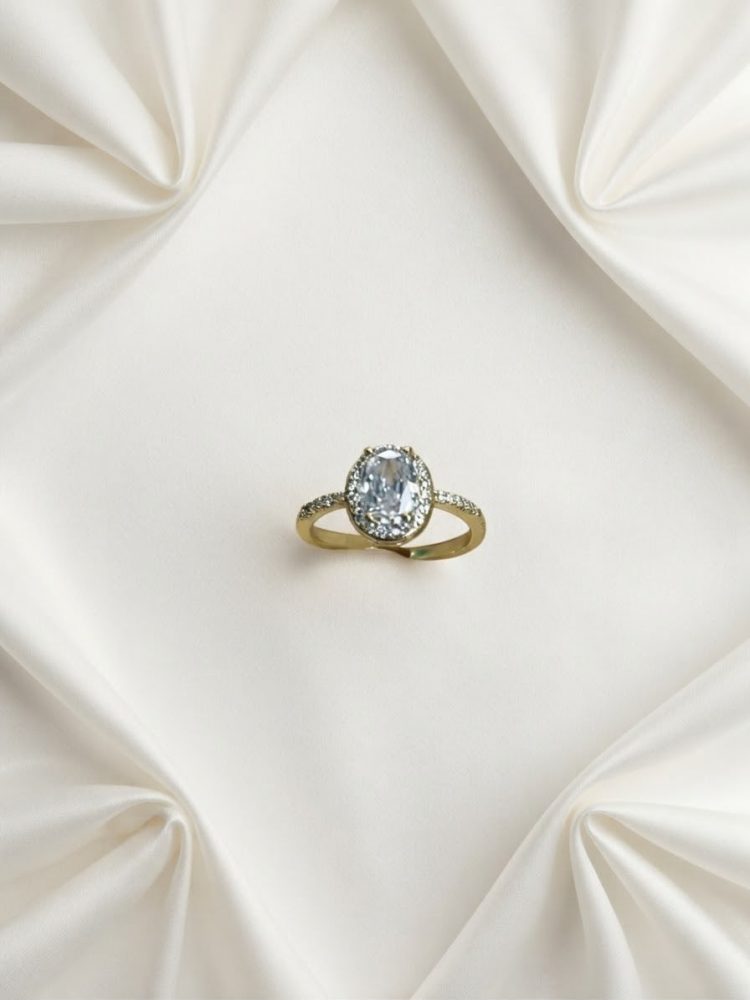 Anillo Halo Ovalado con Circonias