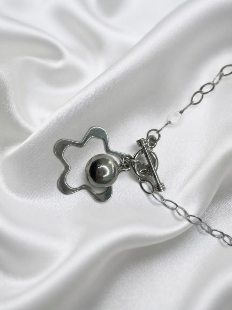 Collar Flor Calada con Broche T-Bar