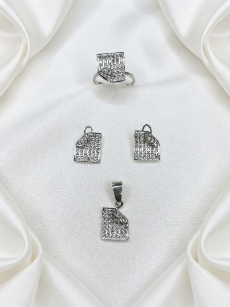Set Anillo Aretes y Dije Hoja Doblada Circonias