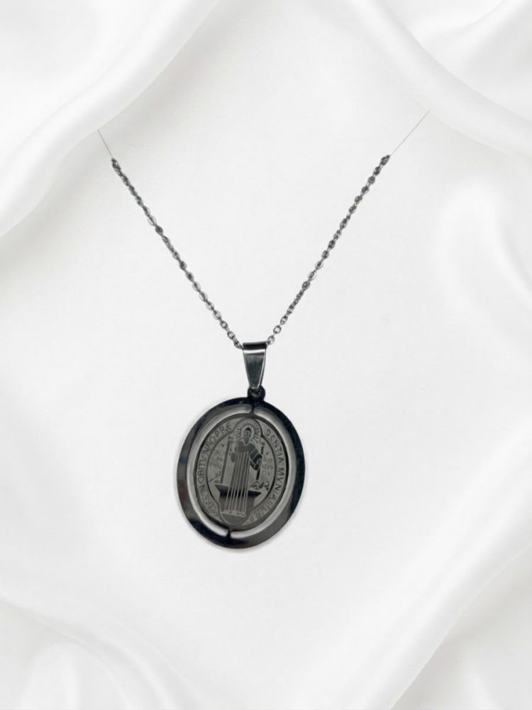Collar con Medalla Ovalada San Benito