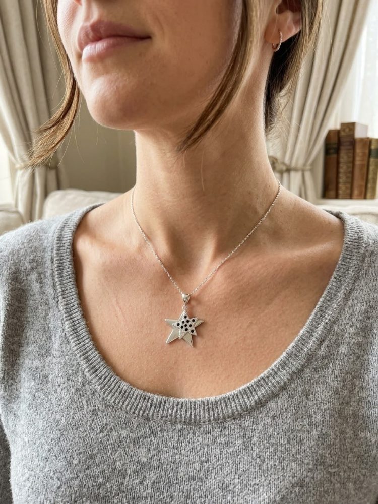 Dije Doble Estrella con Circonias Negras