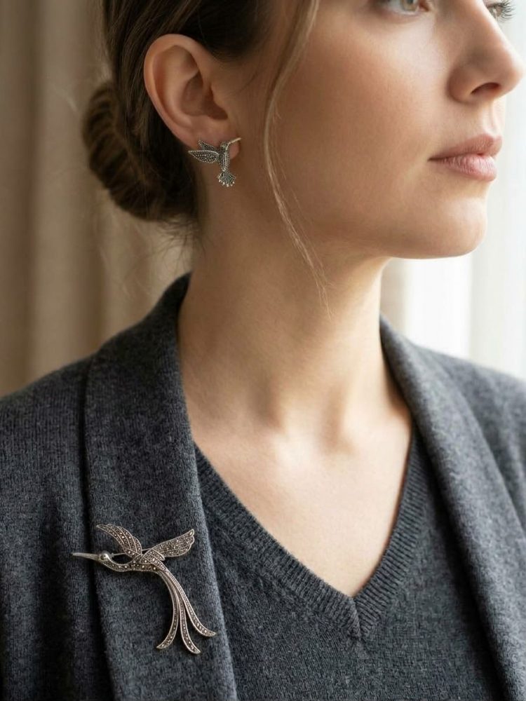 Set de Pin y Aretes Ave/Colibrí Marquesitas