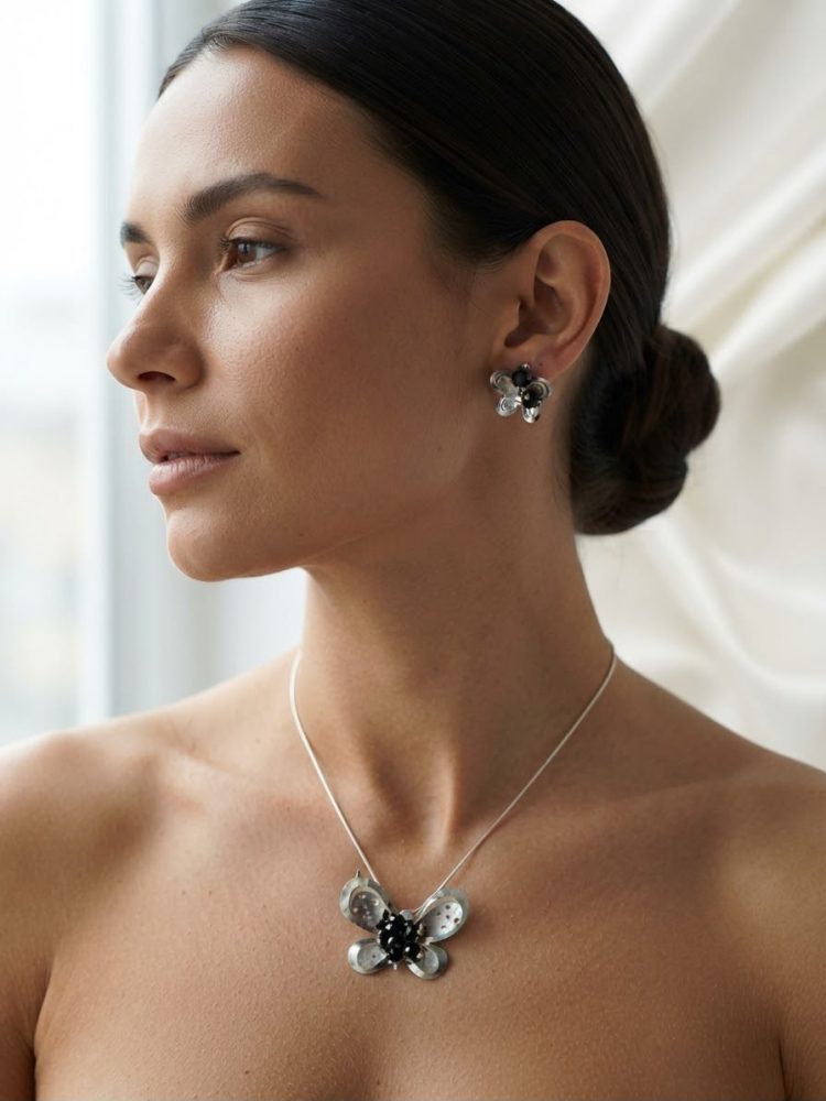 Set Dije y Aretes Mariposa Nácar y Cristal Negro