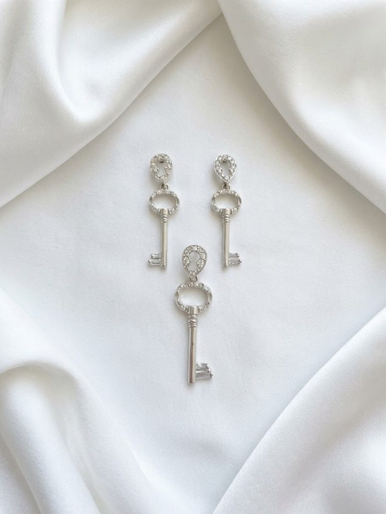 Set de Aretes y Dije Llave