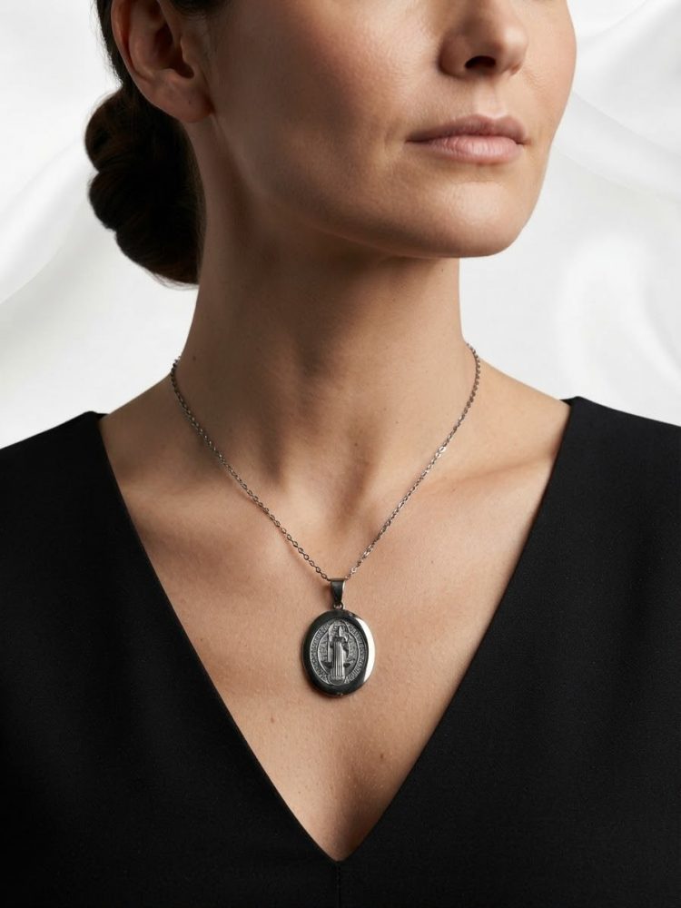 Collar con Medalla Ovalada San Benito