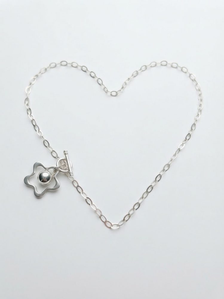 Collar Flor Calada con Broche T-Bar