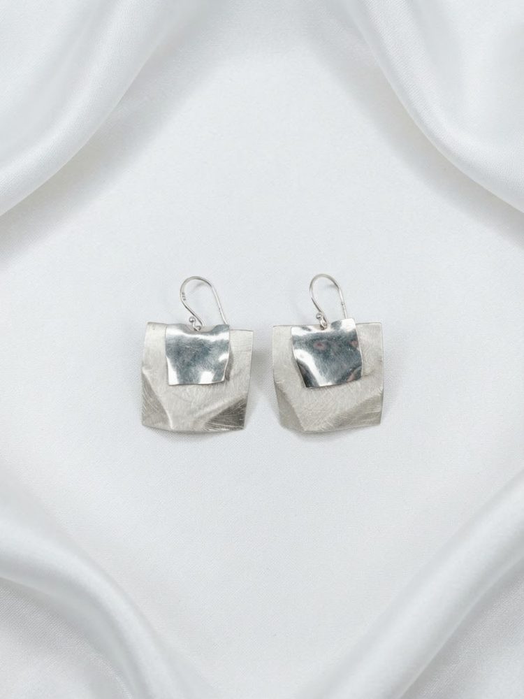 Aretes Cuadrados Dobles Satinados