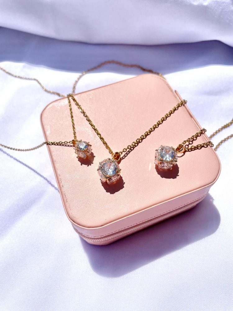 Collar con Dije Geométrico "Cubo Cristal"