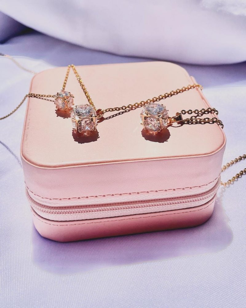 Collar con Dije Geométrico "Cubo Cristal"