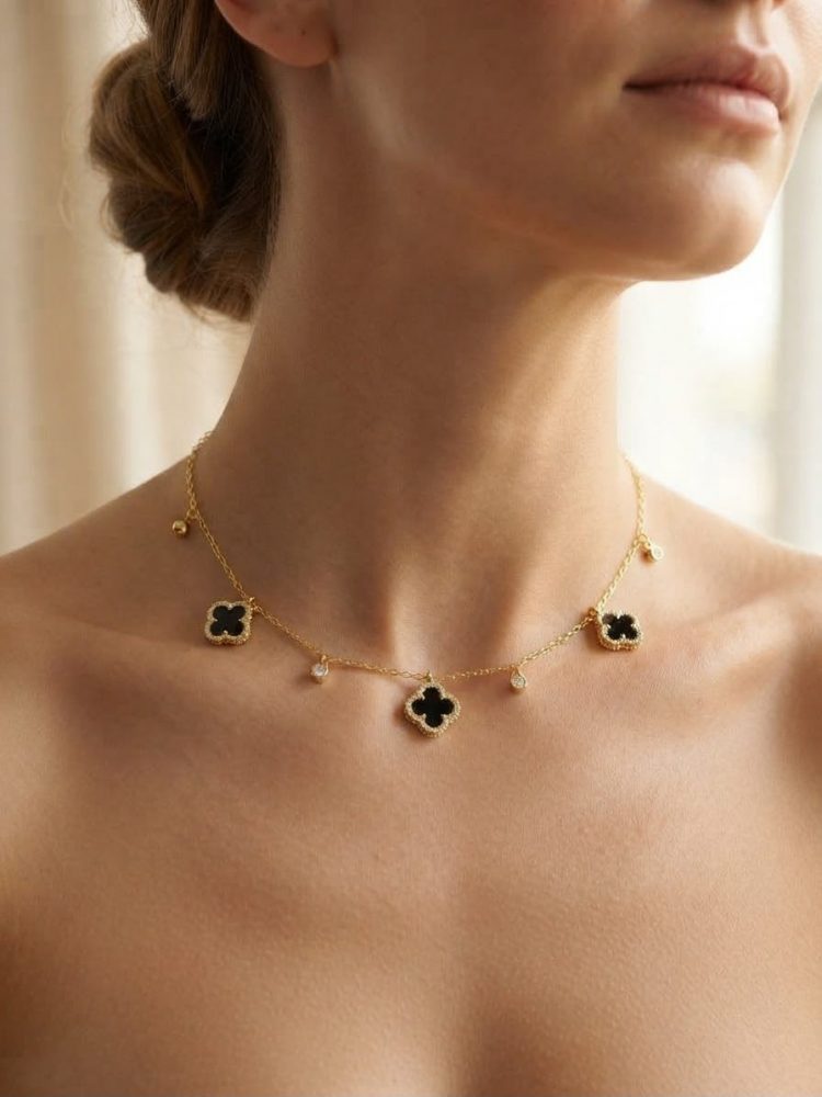 Collar Tréboles Negros con Circonias