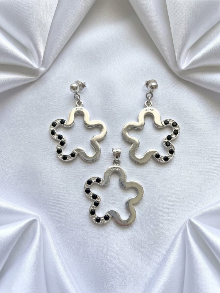 Set de Aretes y Dije Flor Circonias Negras