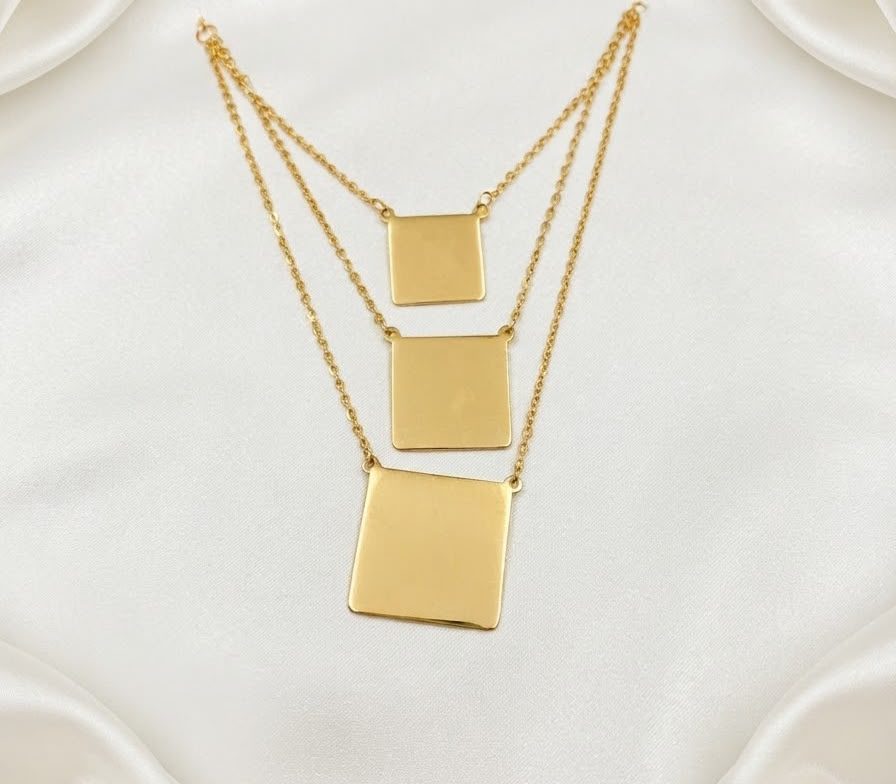 Collar Triple Capa Placas Cuadradas