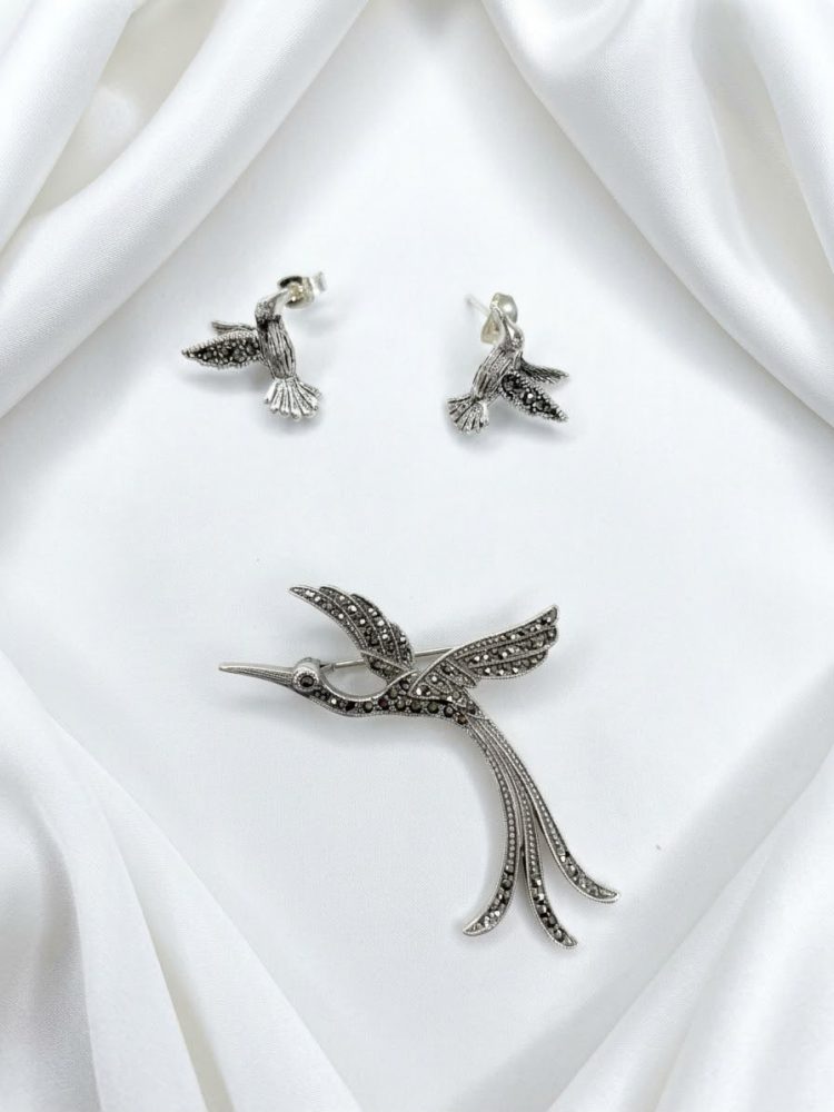 Set de Pin y Aretes Ave/Colibrí Marquesitas