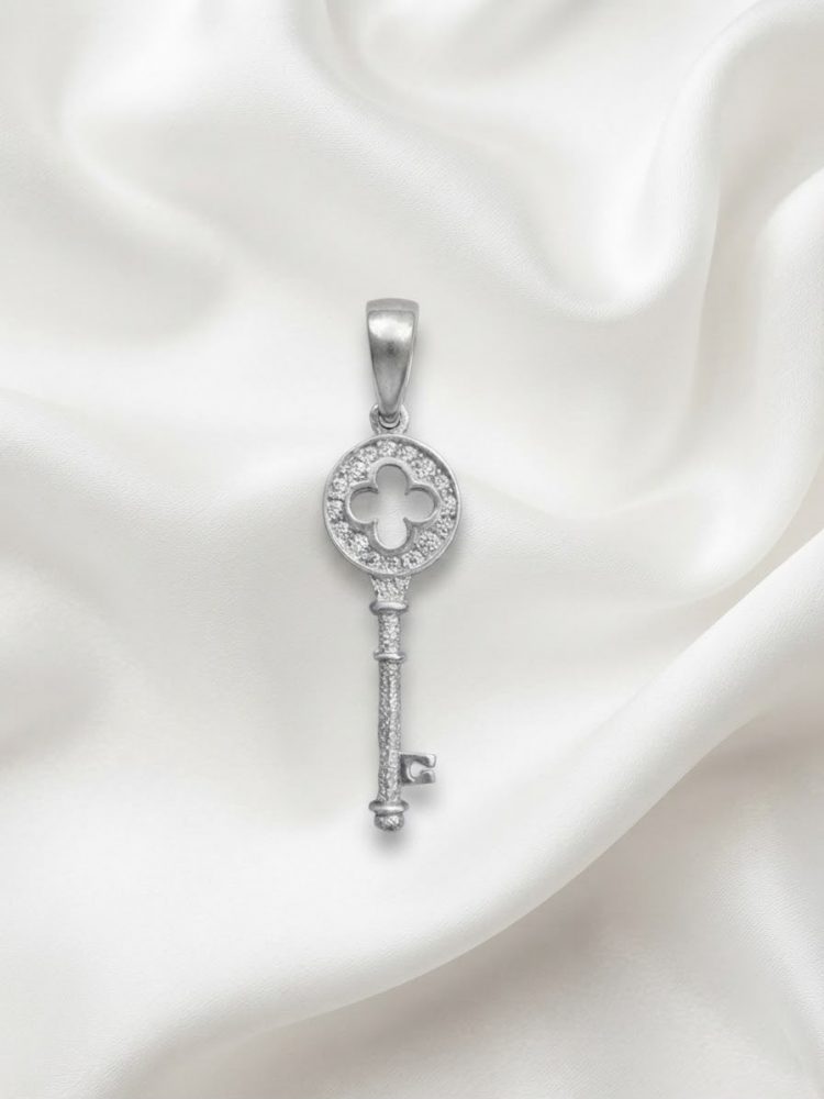 Dije Llave Vintage con Trébol y Circonias en Plata Ley 925