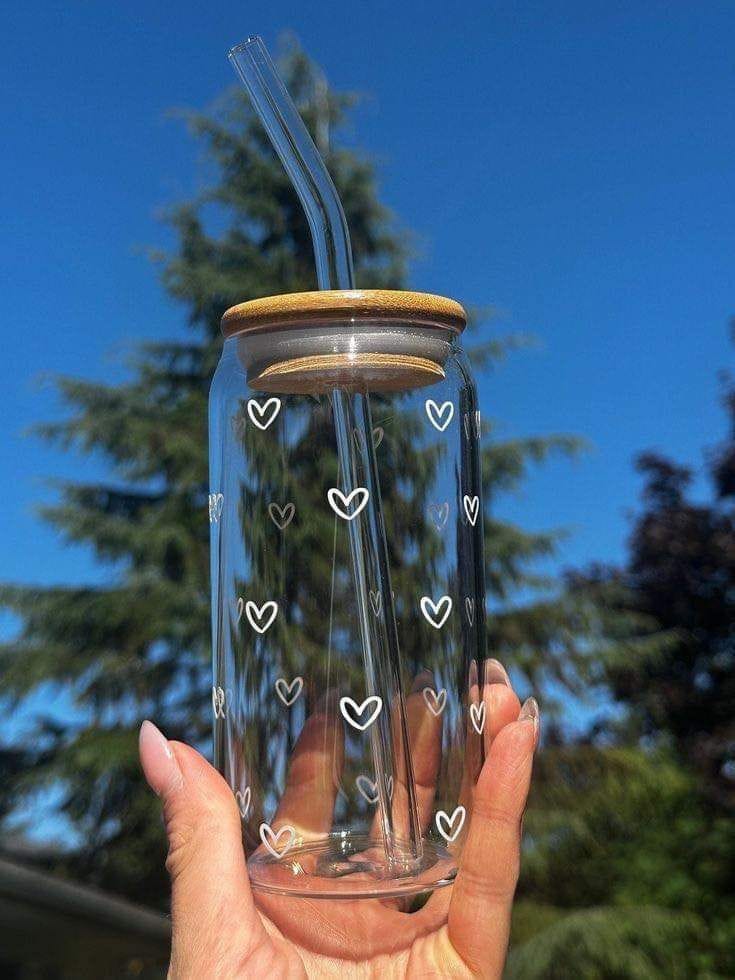 Vaso de Vidrio con Corazones, Tapa de Bambú y Pajita de Vidrio
