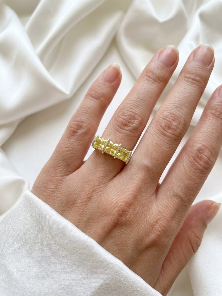 Anillo Tres Piedras Circonia Amarilla