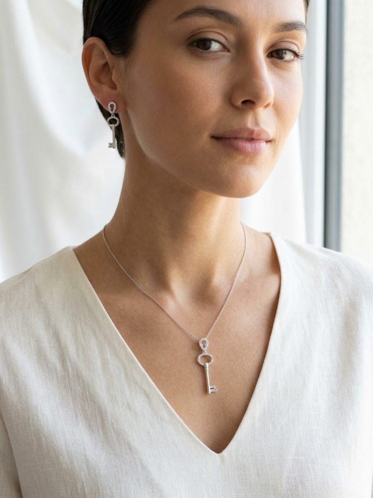 Set de Aretes y Dije Llave