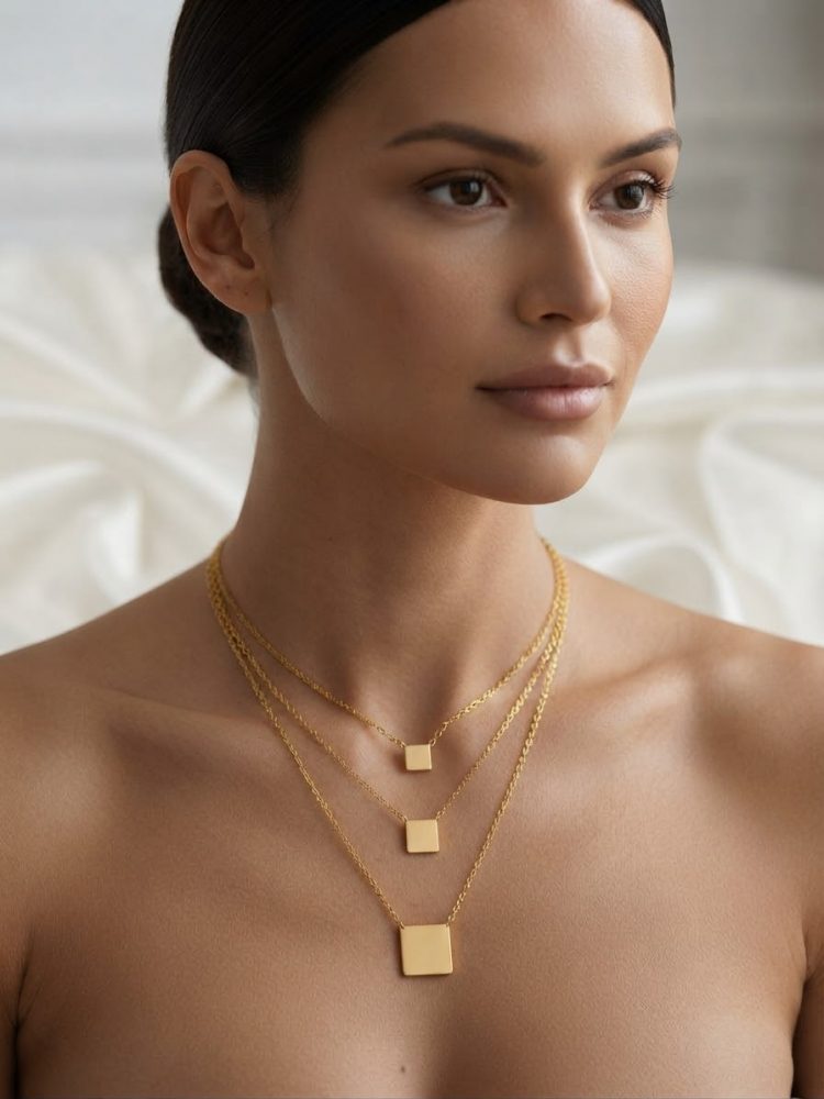 Collar Triple Capa Placas Cuadradas